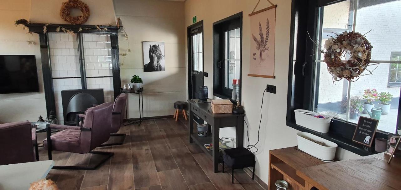 Luxe Gastenkamer Met Living En Keuken Bij Friezen Paarden Stal Pellendijk Westendorp Exteriör bild