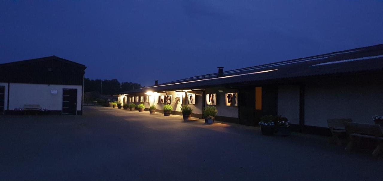 Luxe Gastenkamer Met Living En Keuken Bij Friezen Paarden Stal Pellendijk Westendorp Exteriör bild
