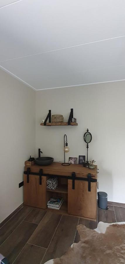 Luxe Gastenkamer Met Living En Keuken Bij Friezen Paarden Stal Pellendijk Westendorp Exteriör bild